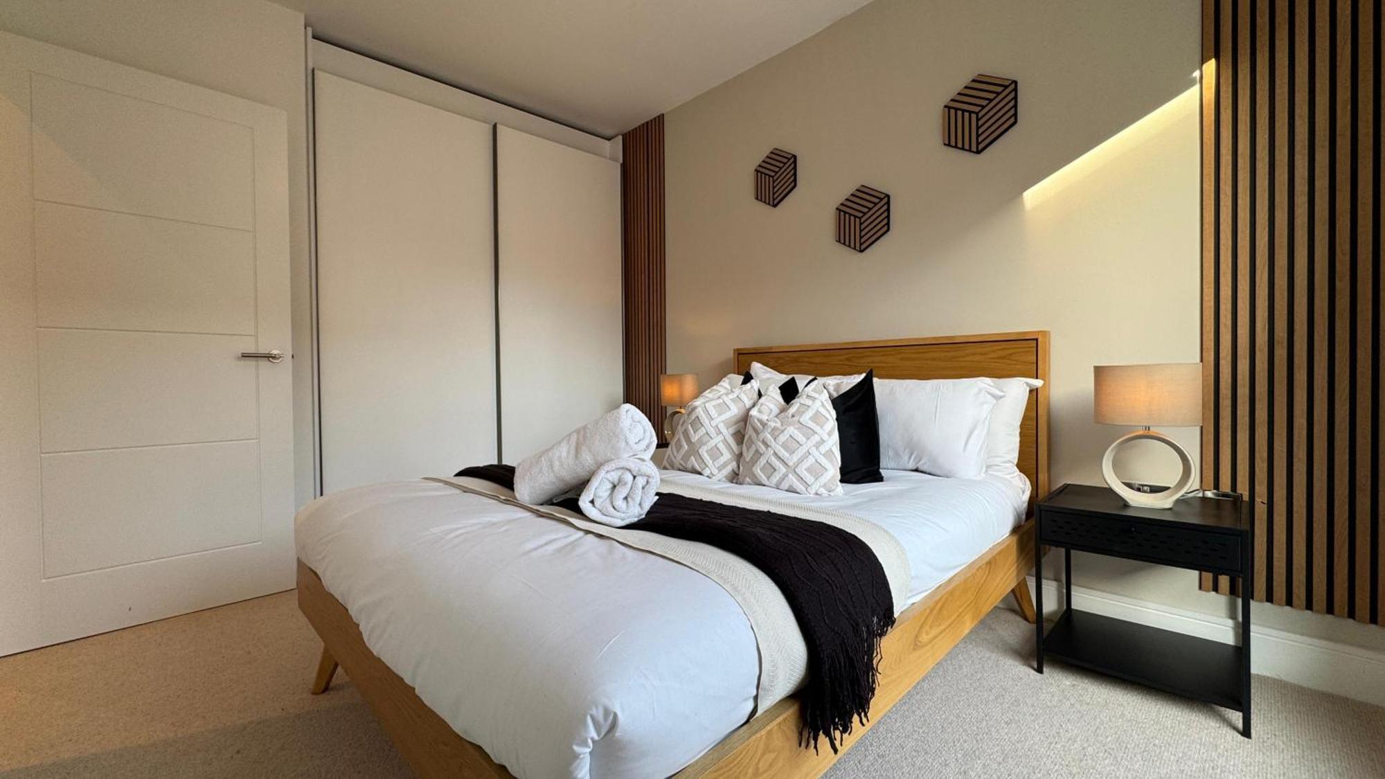 Luxury Four Bedroom Townhouse - Netflix - Garden - Balconies 17sl * Birmingham