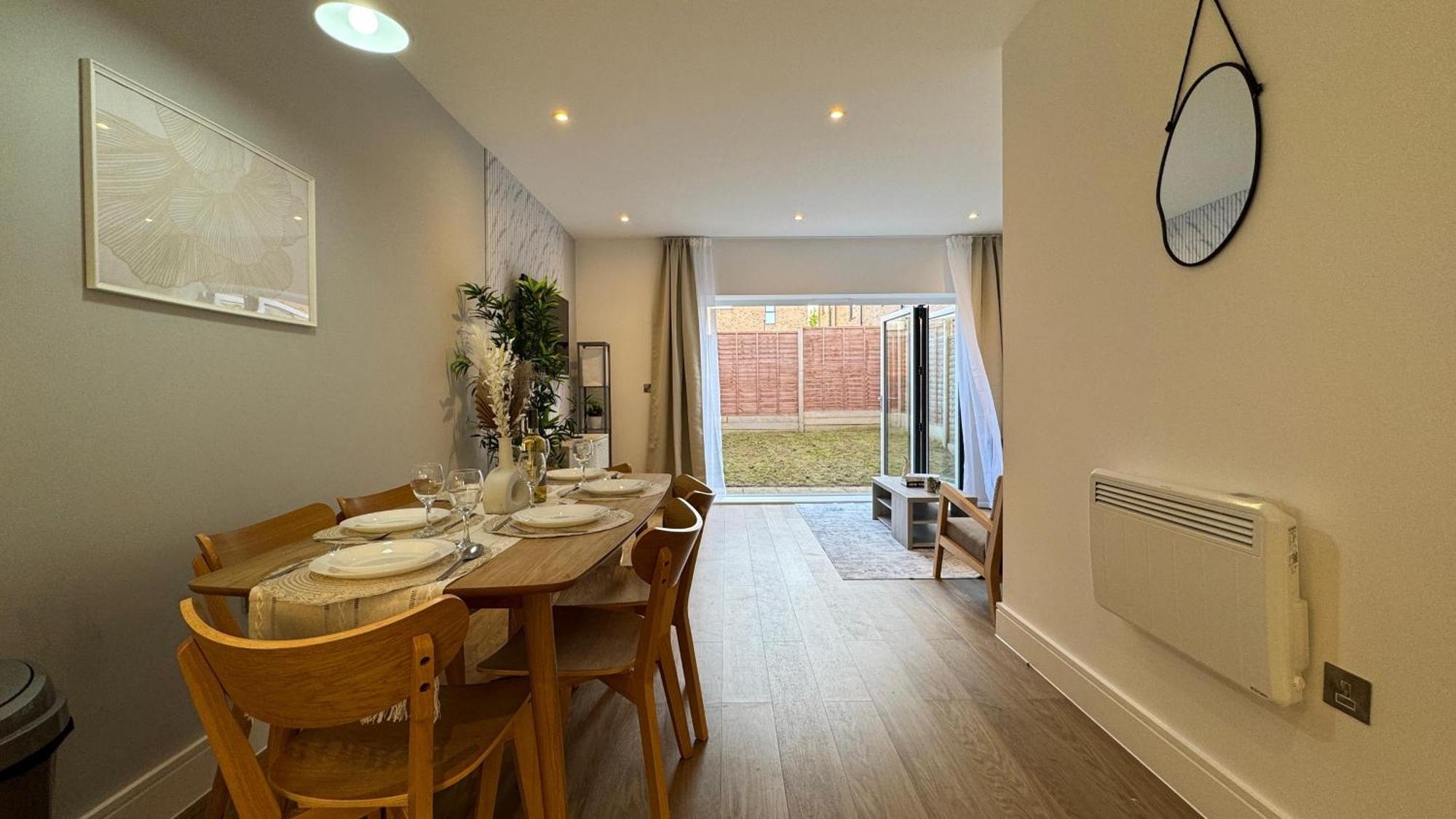 Luxury Four Bedroom Townhouse - Netflix - Garden - Balconies 17sl Holiday home