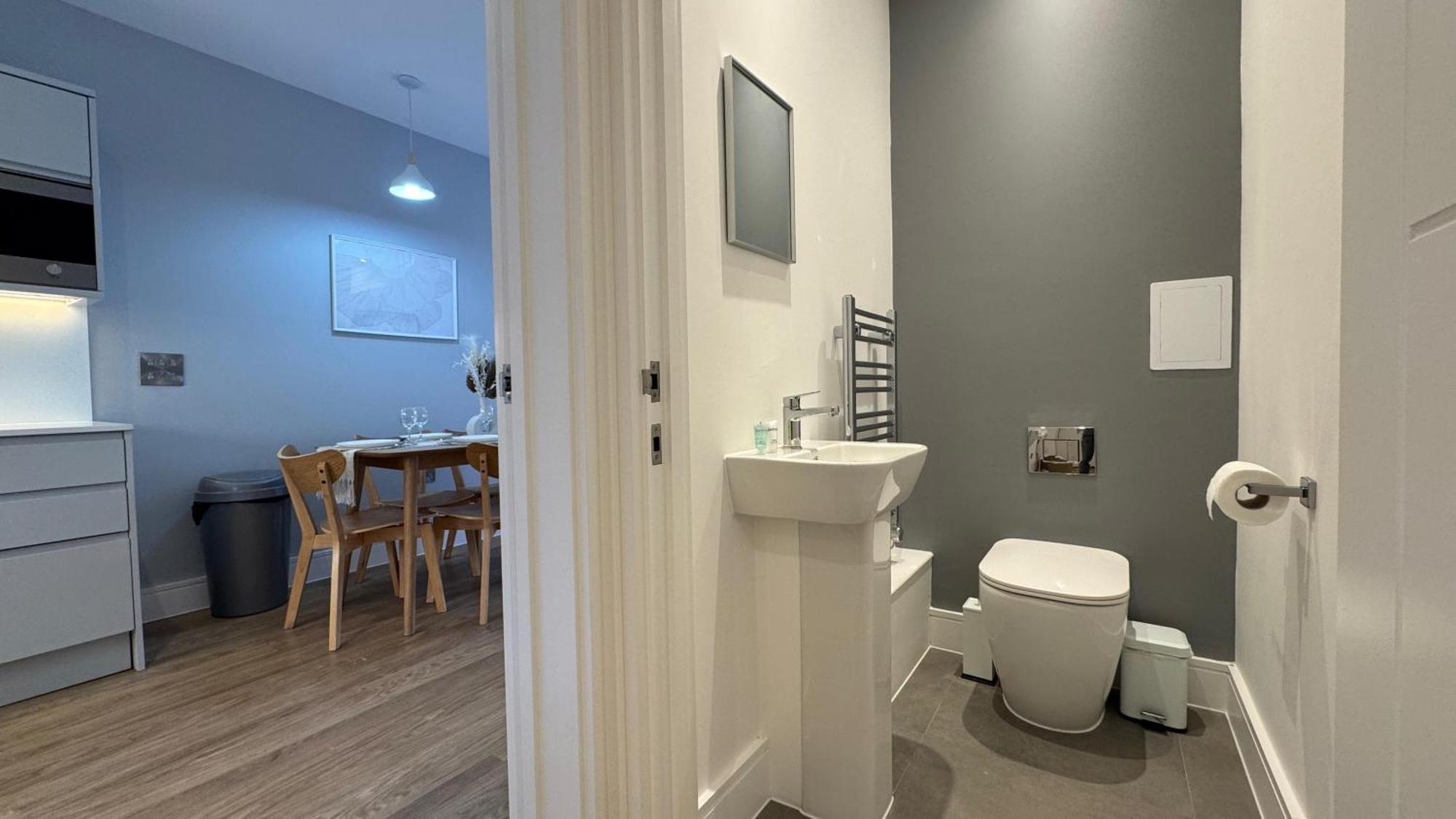 Luxury Four Bedroom Townhouse - Netflix - Garden - Balconies 17sl Birmingham