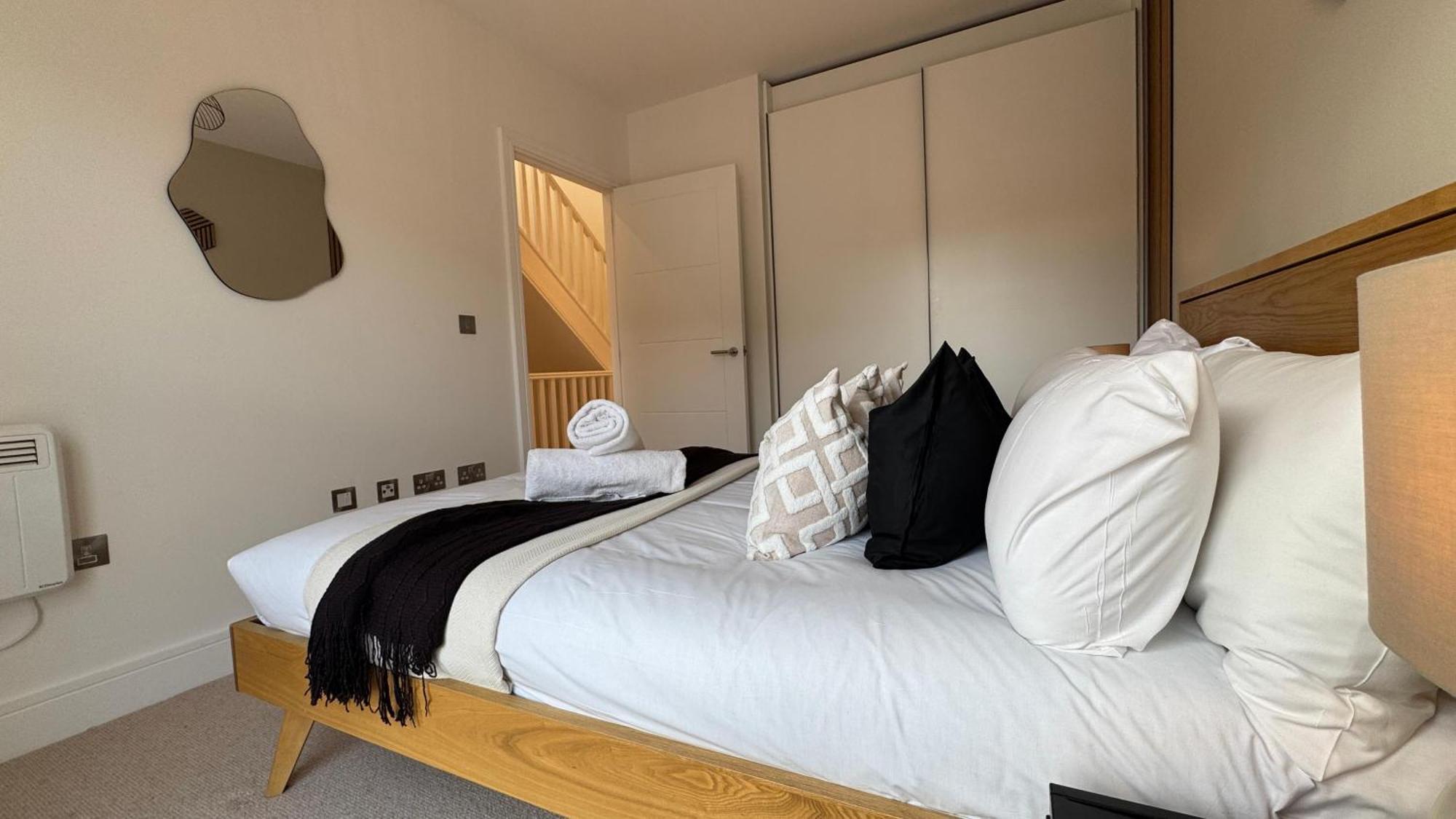 Holiday home Luxury Four Bedroom Townhouse - Netflix - Garden - Balconies 17sl *