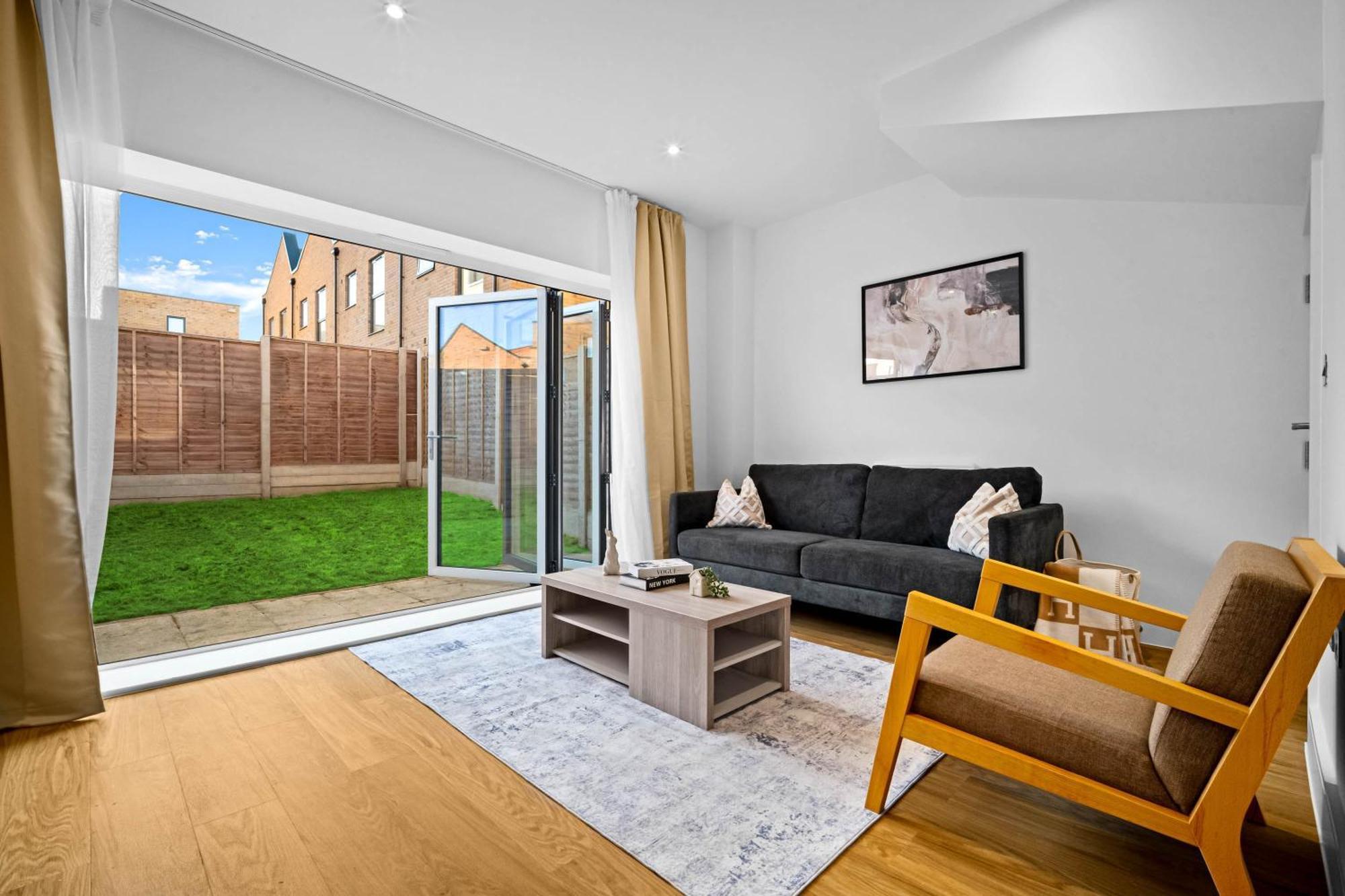 Luxury Four Bedroom Townhouse - Netflix - Garden - Balconies 17sl * Birmingham