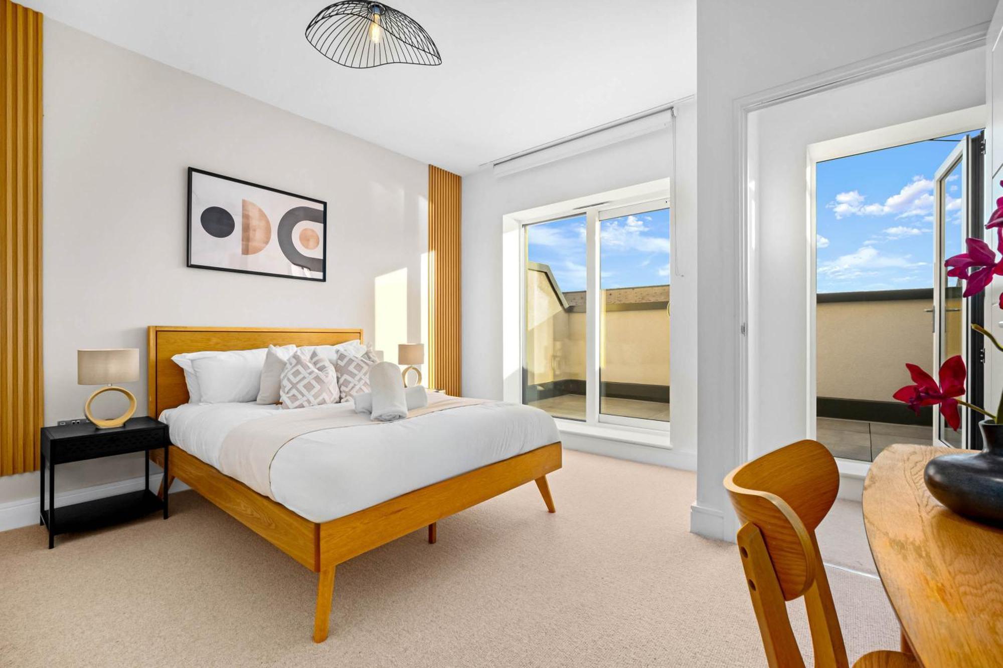 Luxury Four Bedroom Townhouse - Netflix - Garden - Balconies 17sl Holiday home