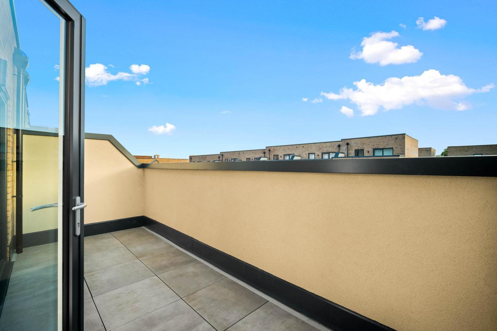 Luxury Four Bedroom Townhouse - Netflix - Garden - Balconies 17sl Holiday home