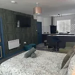 Entire Brand New Serviced Apartment In Moseley