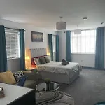 Entire Brand New Serviced Apartment In Moseley