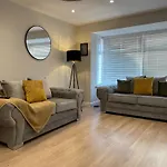 Stylish! 3 Bedroom City Centre Home + Free Parking