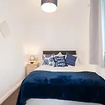 2 Bed House In Digbeth Parking Families Contractor