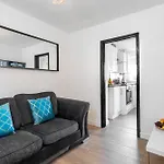 Five Bedroom House - Five Bathrooms - Off-Street Parking - Garden - 376M