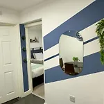 Large 7 Bedrooms Split-Level Flat Sleeps Up To 14