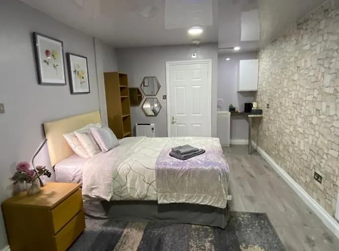 Double Size Bedroom Near Nec, Birmingham Airport,City Centre