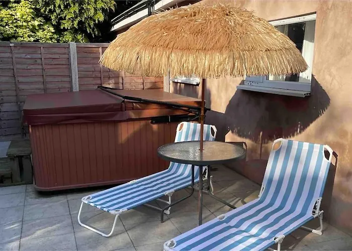 Jacuzzi Getaway With Sauna And Super King Bed