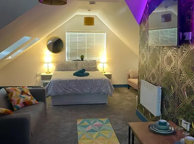 Vibrant & Modern Studio Apartment In Birmingham