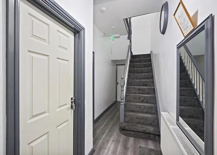 Stunning 5Bed House In Birmingham Contractors Also