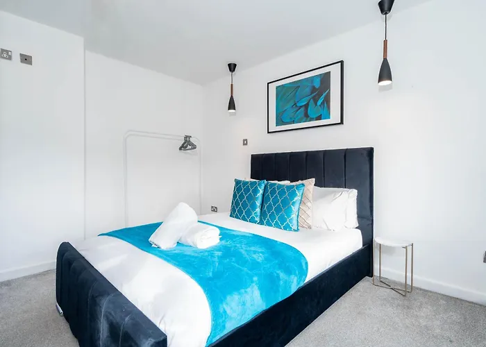 Five Bedroom House - Five Bathrooms - Off-Street Parking - Garden - 376M