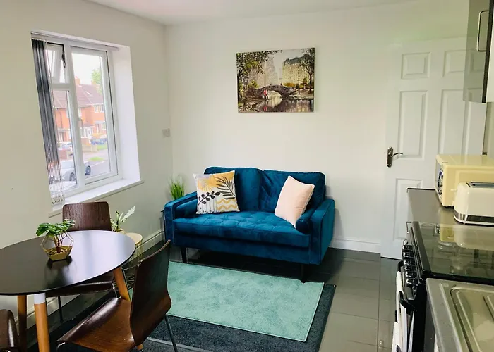 Large 7 Bedrooms Split-Level Flat Sleeps Up To 14