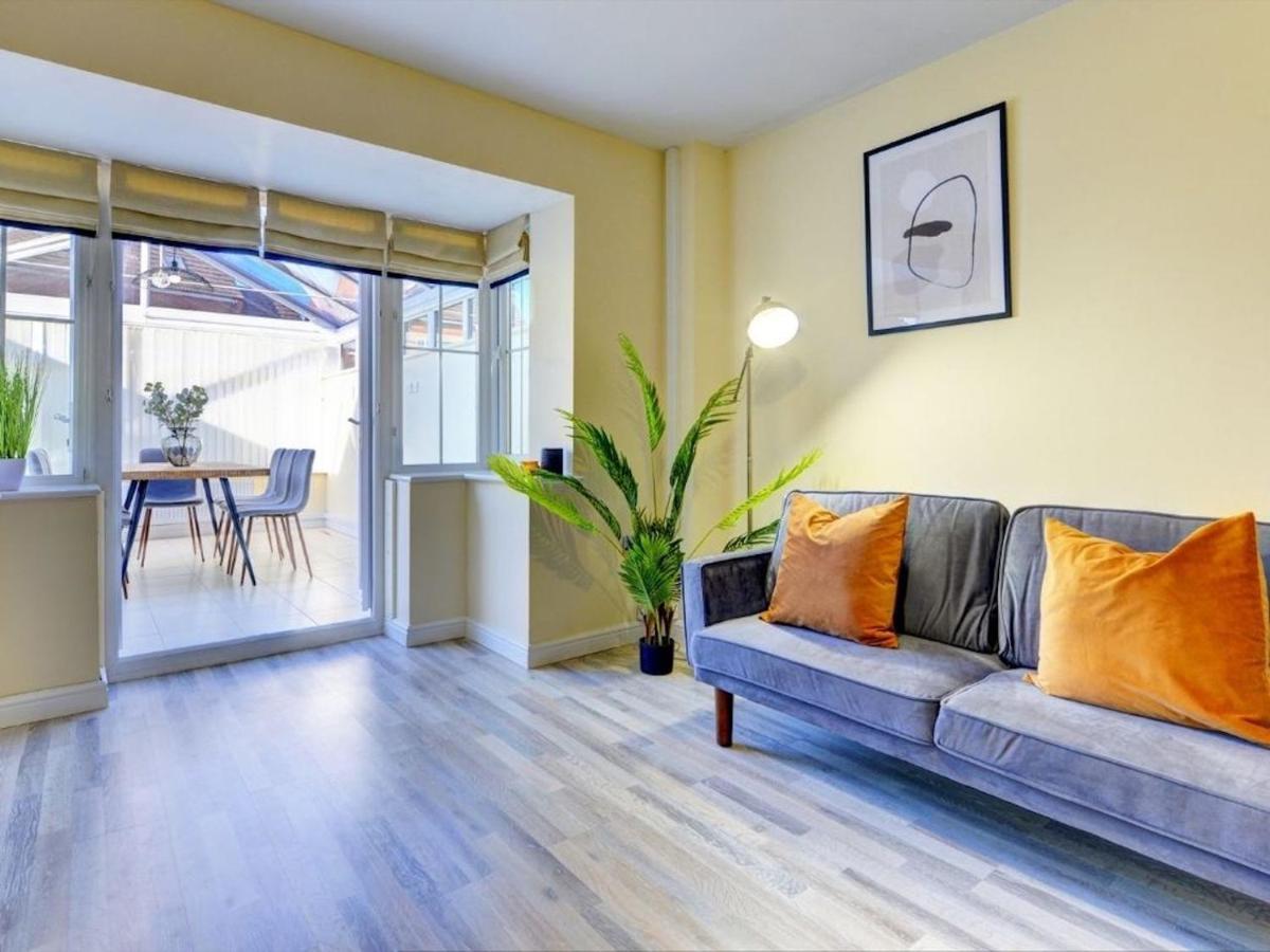 The Leyburn I Large Executive House I Great Dining Space I Parking I Garden I Close To Nec & 12 Mins To Airport I Ecoshort Term Let By Silva Villa