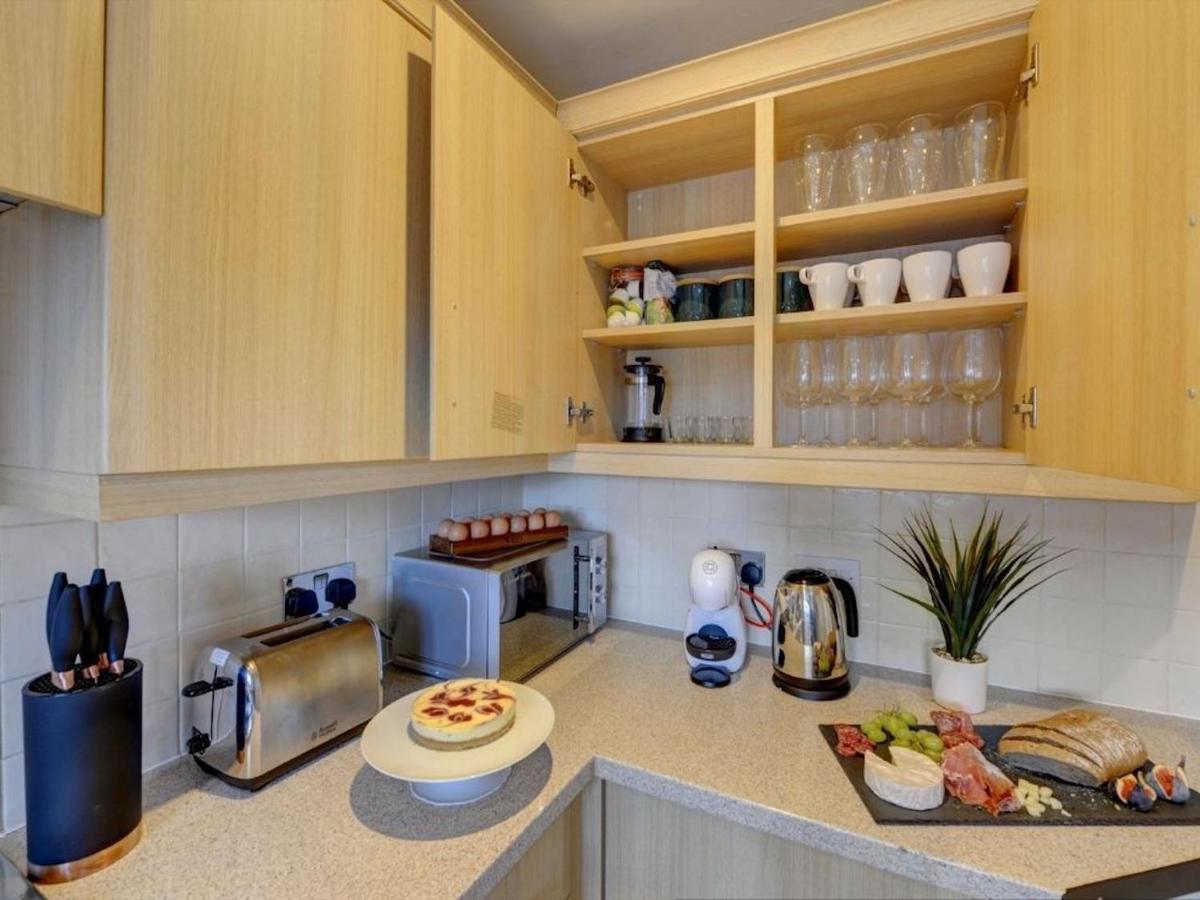 Villa The Leyburn I Large Executive House I Great Dining Space I Parking I Garden I Close To Nec & 12 Mins To Airport I Ecoshort Term Let By Silva