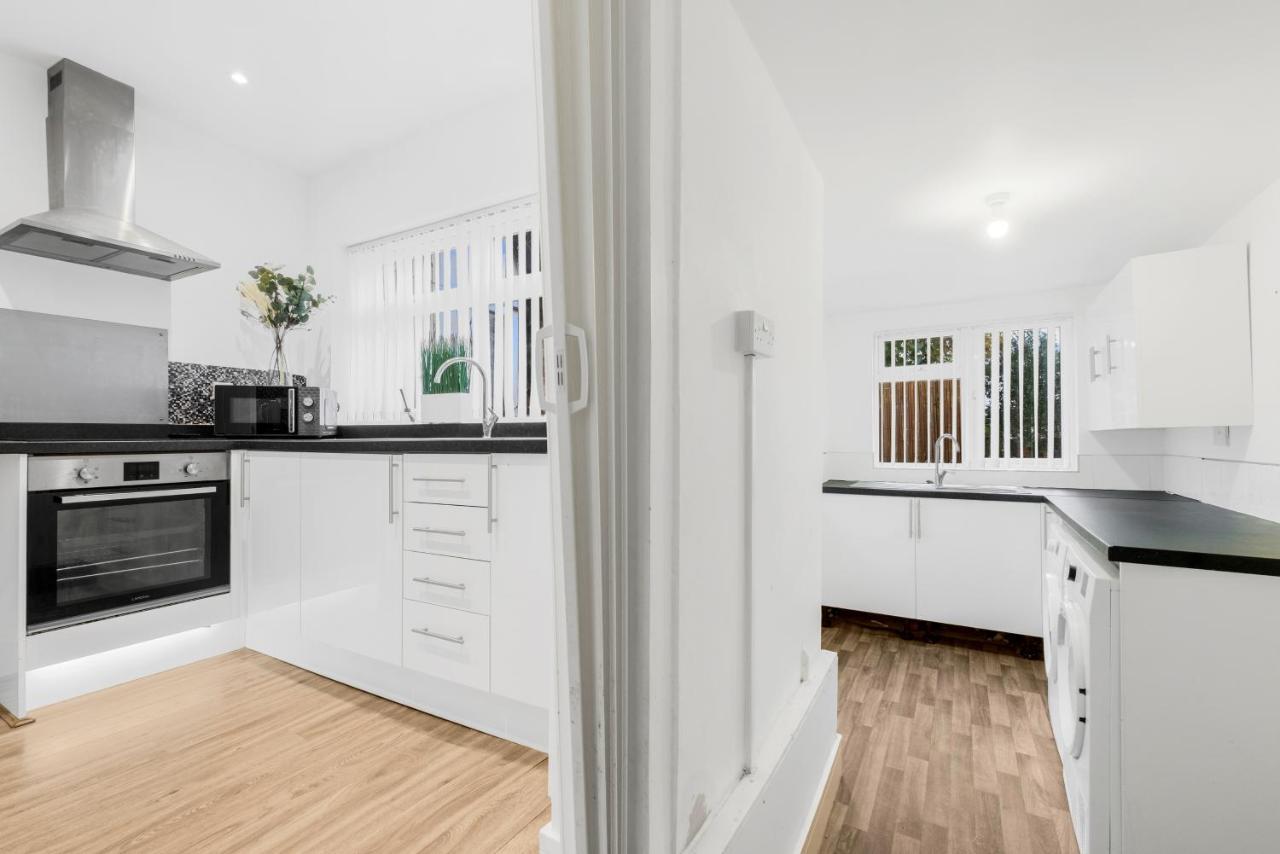 4 Bedroom House Near Bhx, Nec & Hs2 Holiday home *