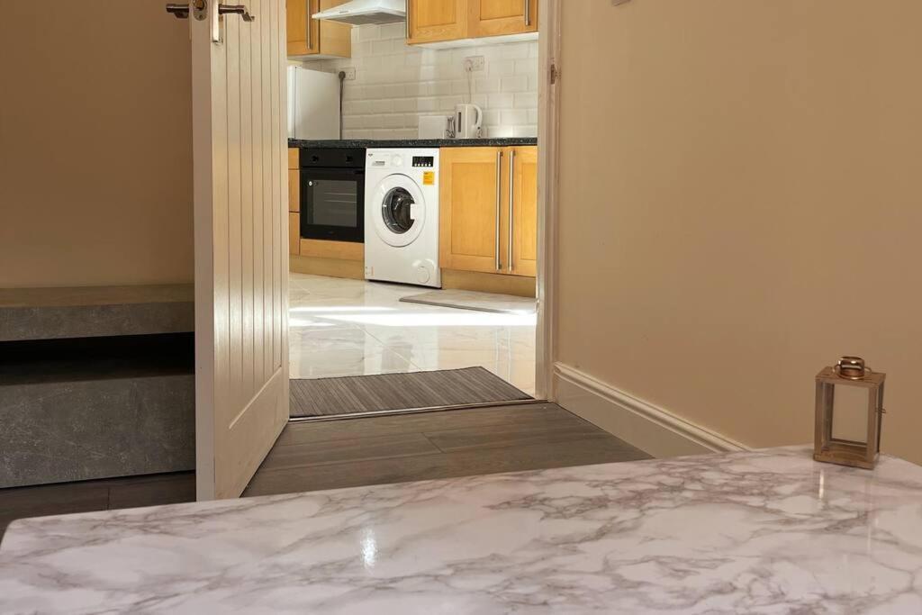 Jacuzzi Getaway With Sauna And Super King Bed Birmingham
