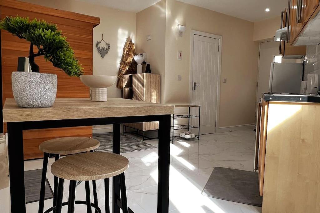 Apartment Jacuzzi Getaway With Sauna And Super King Bed *