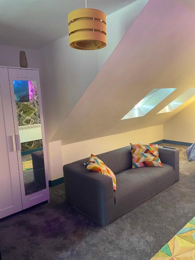 Vibrant & Modern In Apartment *