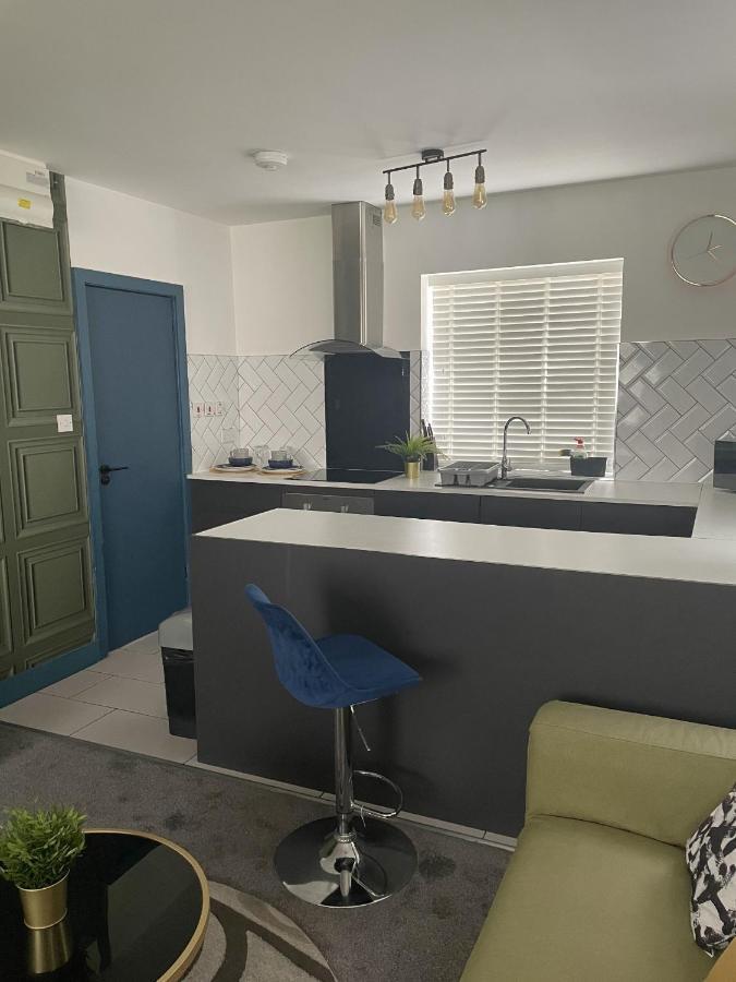 Entire Brand New Serviced In Moseley Apartment *