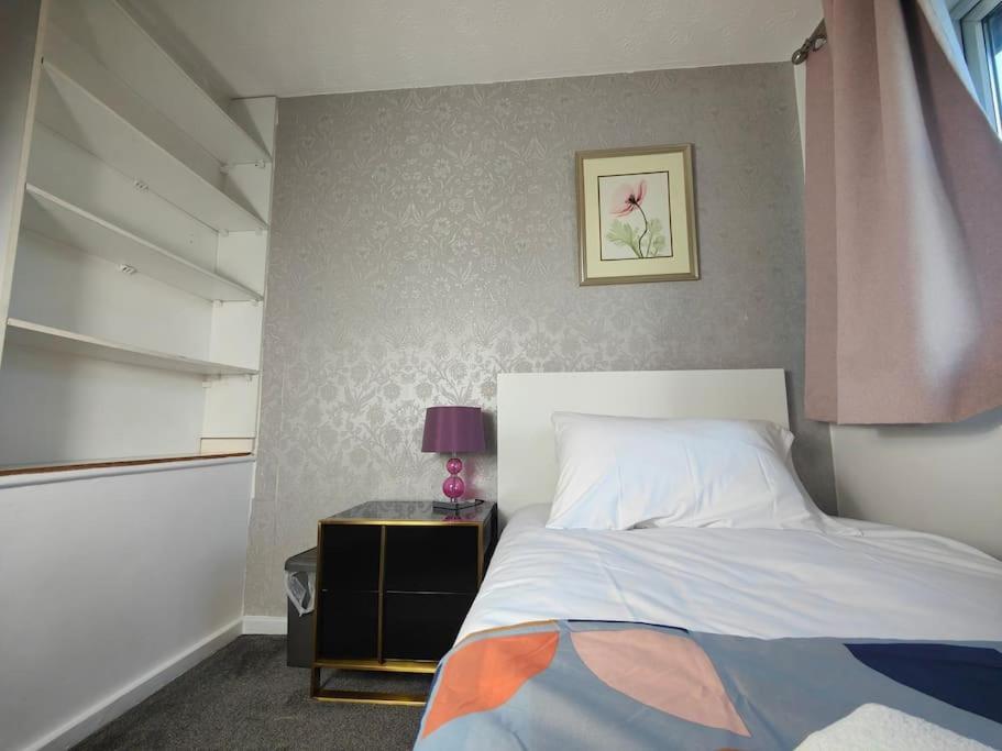 Tyburn Home, With Free Parking Apartment *