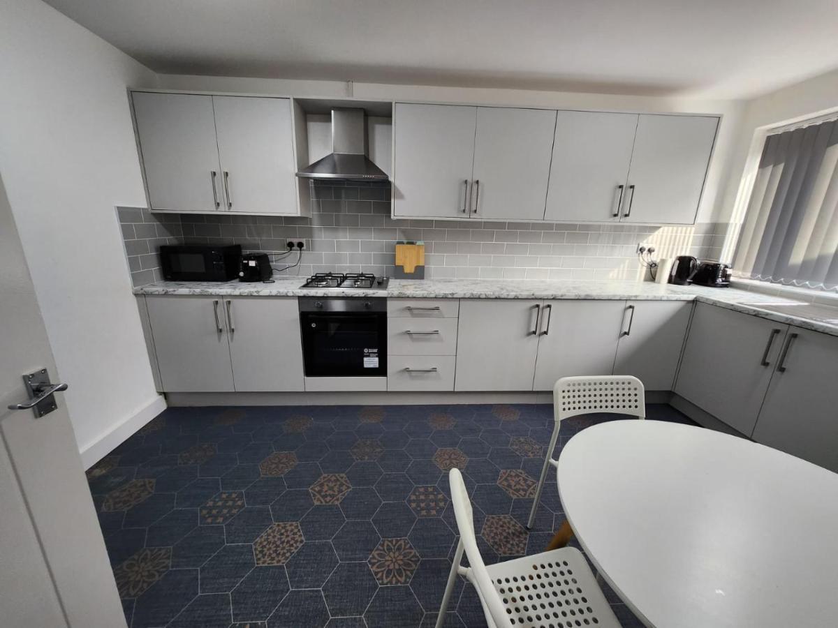 Guest house 4 Bedroom 2 Bathroom Shared House - Near Bhx And Nec Birmingham
