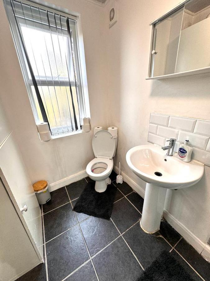 Guest house Three Rose Manor At Warwick Road Near Airport *