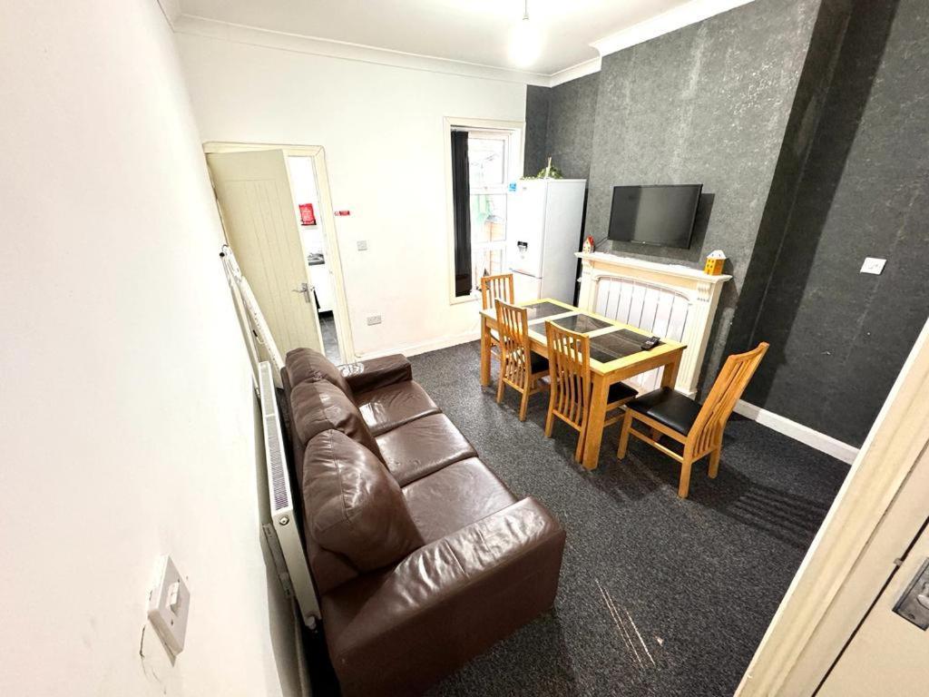 Three Rose Manor At Warwick Road Near Airport *