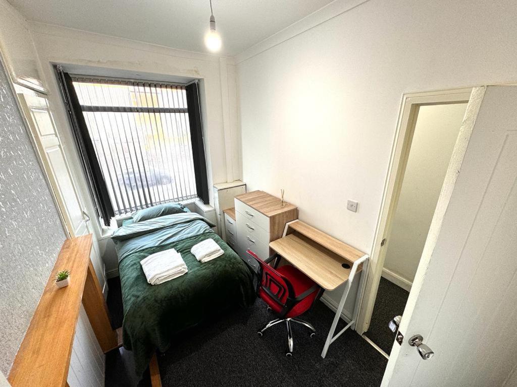 Three Rose Manor At Warwick Road Near Airport Guest house *