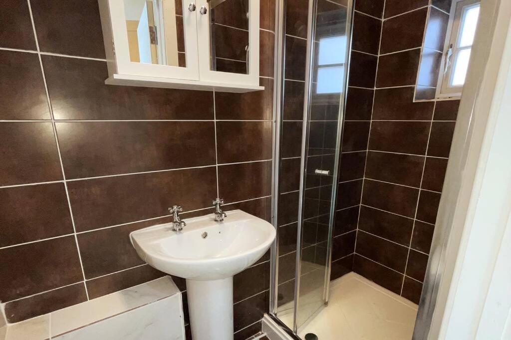 Jacuzzi Getaway With Sauna And Super King Bed Birmingham