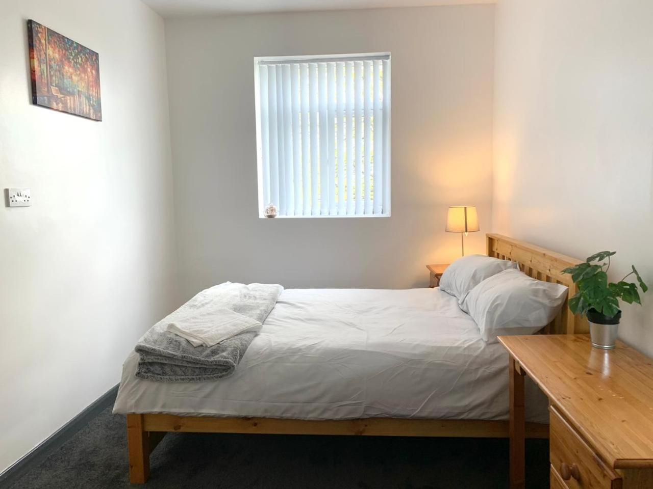 Stunning 5bed House In Contractors Also Birmingham