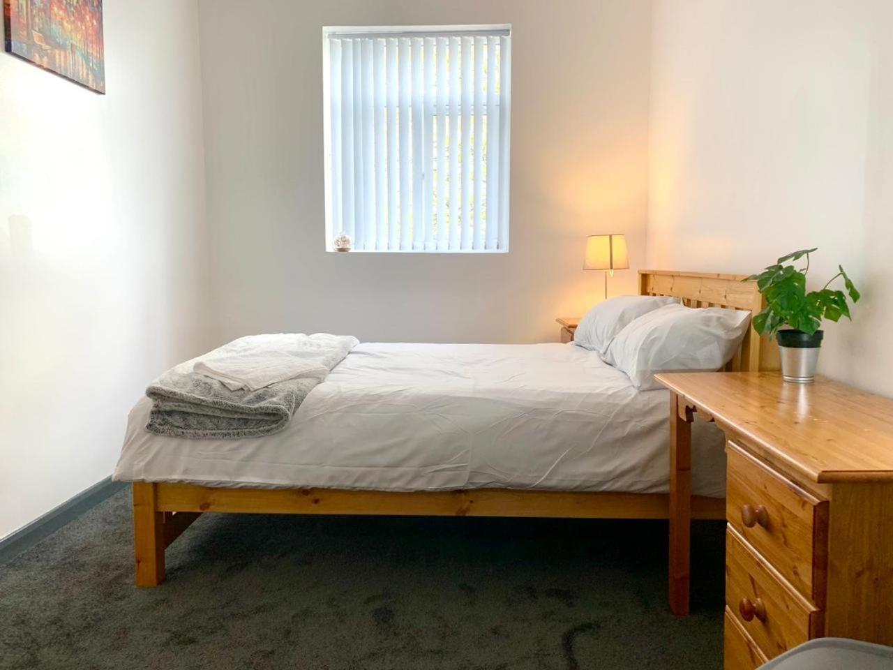 Stunning 5bed House In Contractors Also * Birmingham