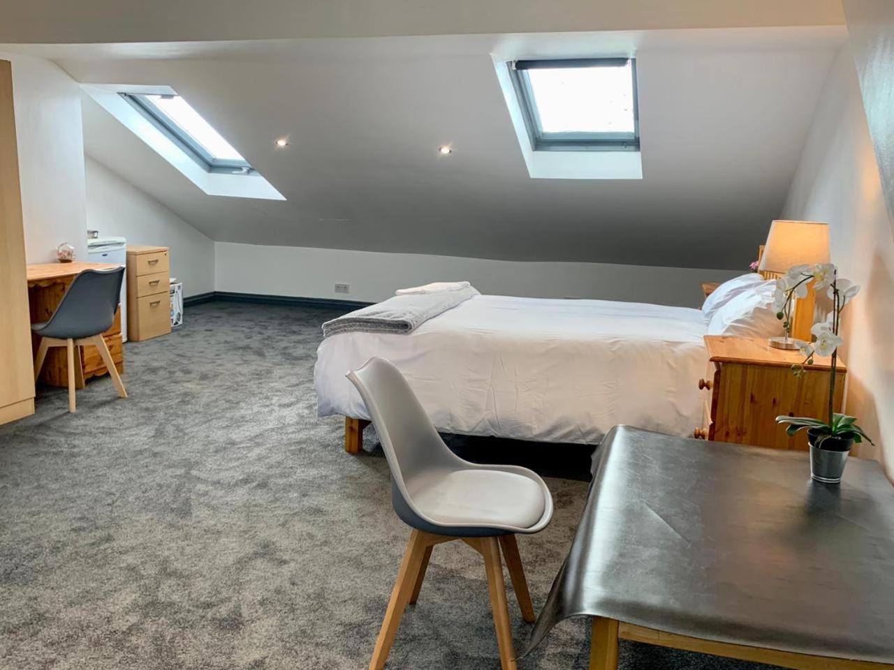 Stunning 5bed House In Contractors Also Birmingham