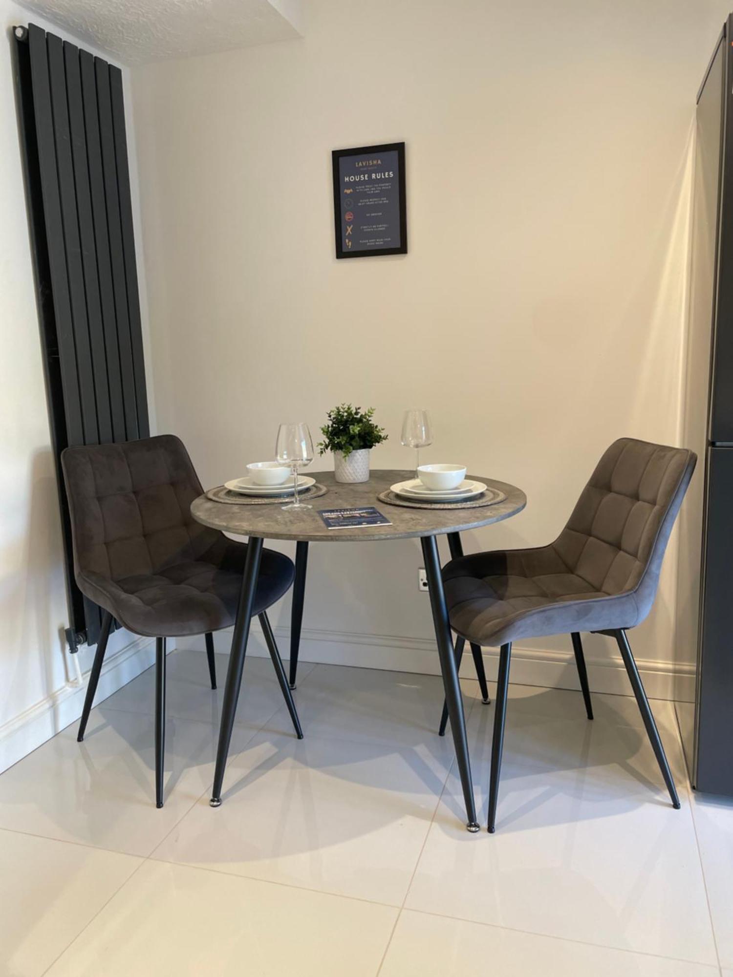 Stylish! 3 Bedroom Centre + Free Parking