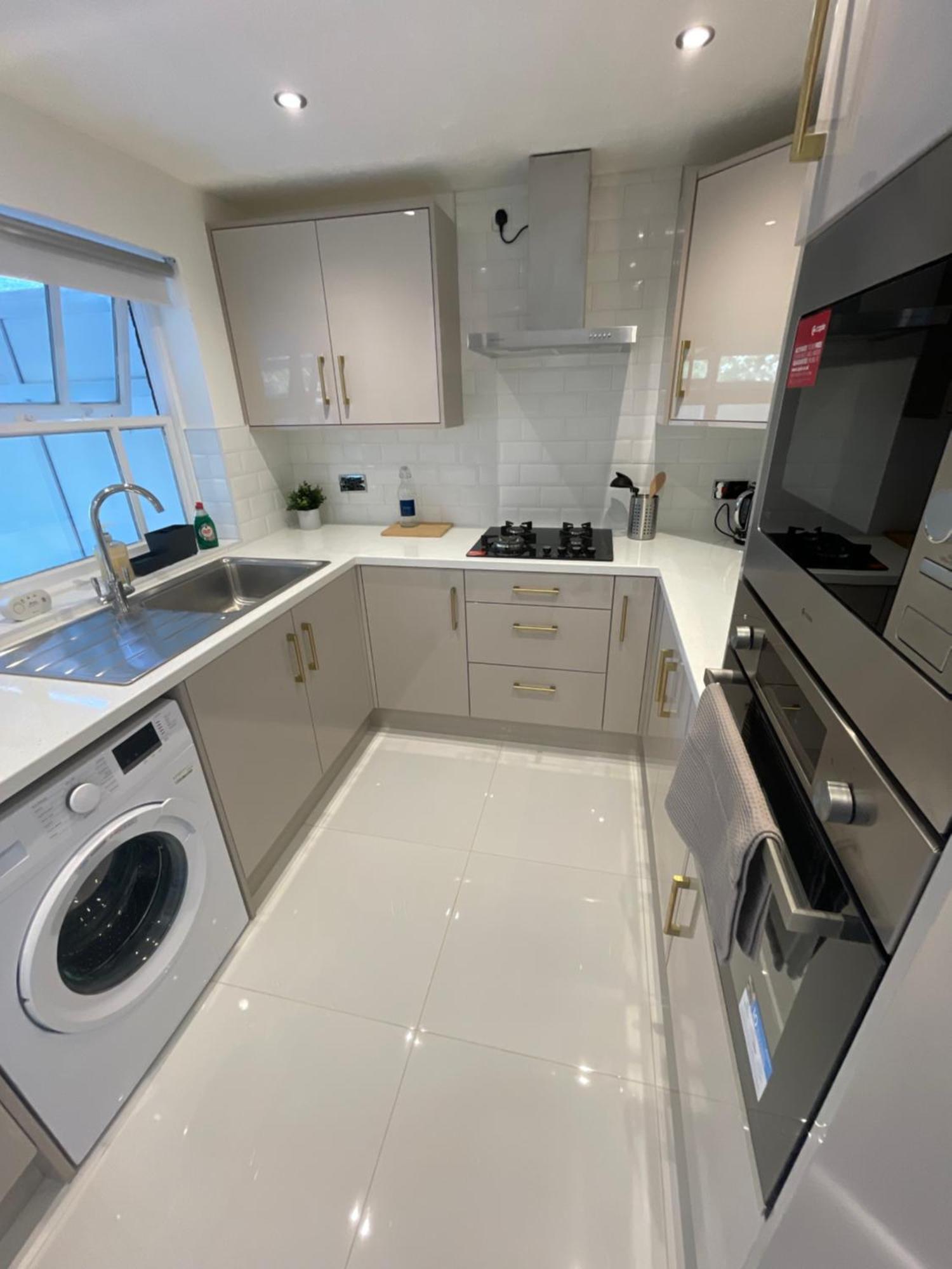 Stylish! 3 Bedroom Centre + Free Parking Apartment *