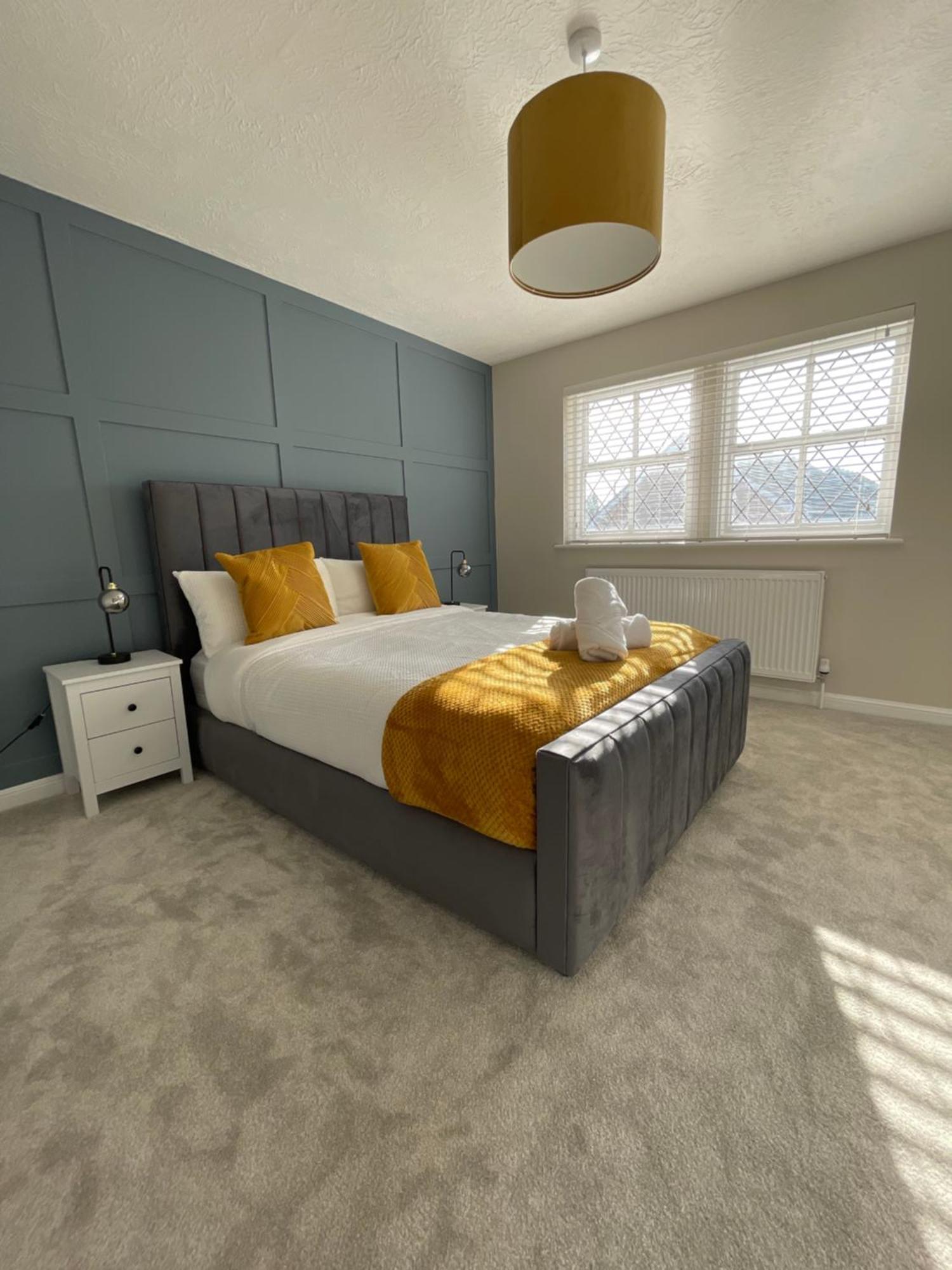 Stylish! 3 Bedroom Centre + Free Parking *