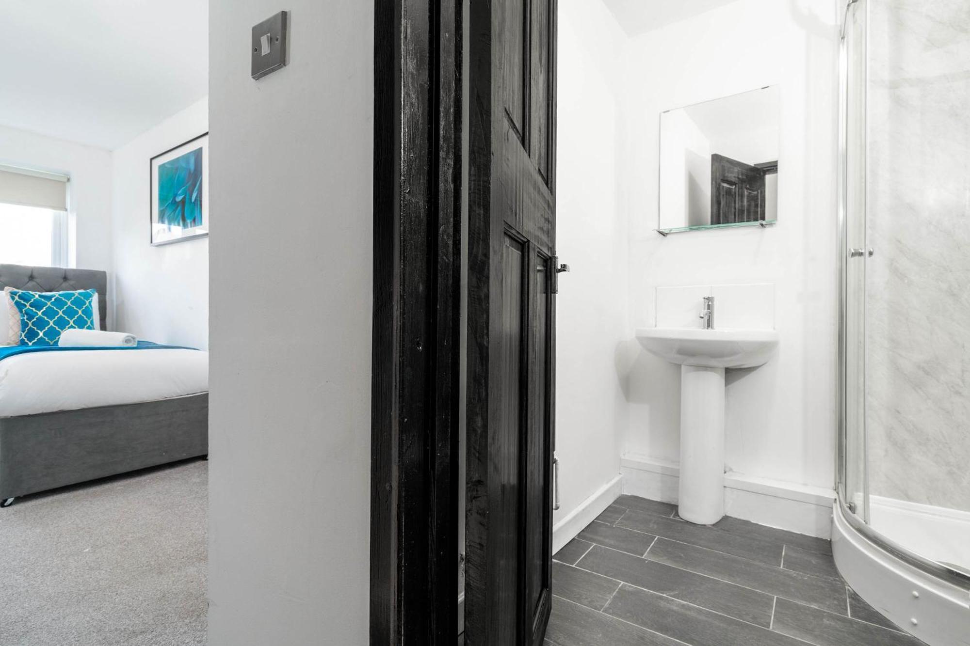 Five Bedroom House - Five Bathrooms - Off-street Parking - Garden - 376m Holiday home Birmingham