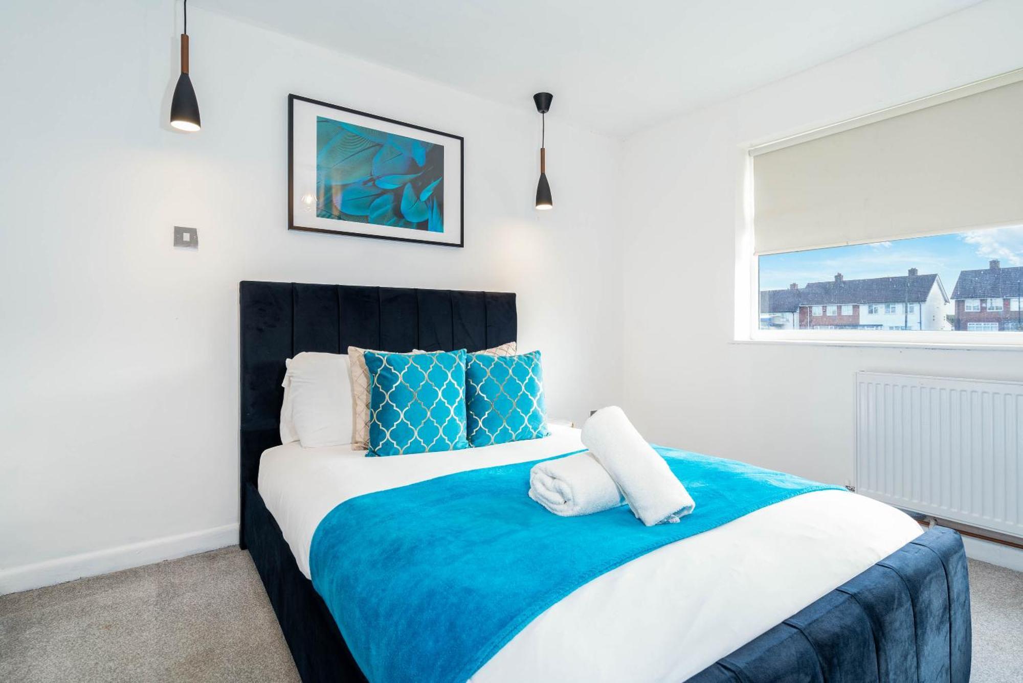 Five Bedroom House - Five Bathrooms - Off-street Parking - Garden - 376m *