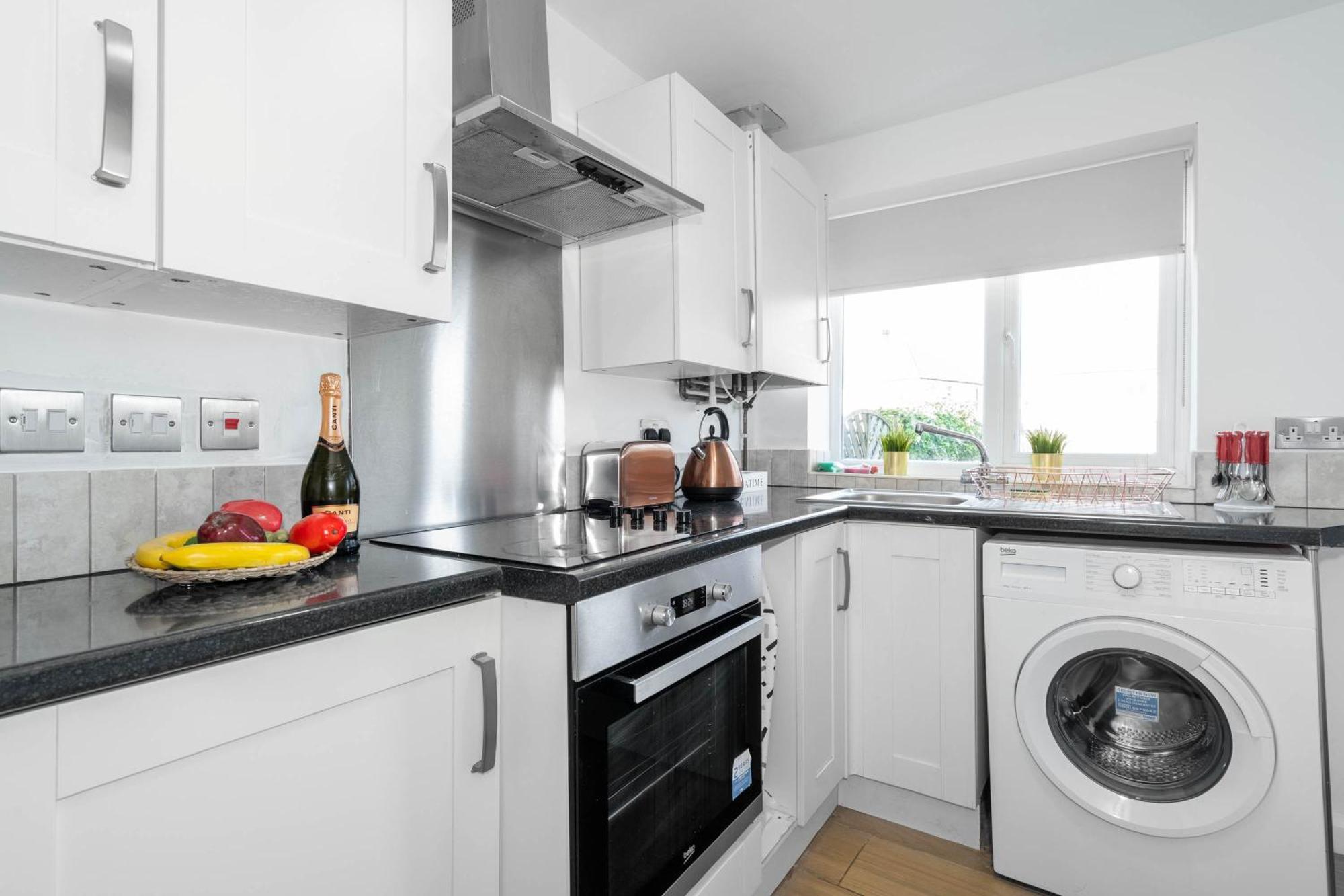 Holiday home Five Bedroom House - Five Bathrooms - Off-street Parking - Garden - 376m