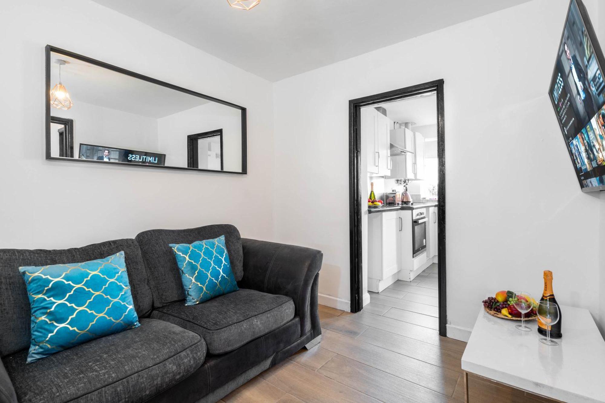 Five Bedroom House - Five Bathrooms - Off-street Parking - Garden - 376m Birmingham
