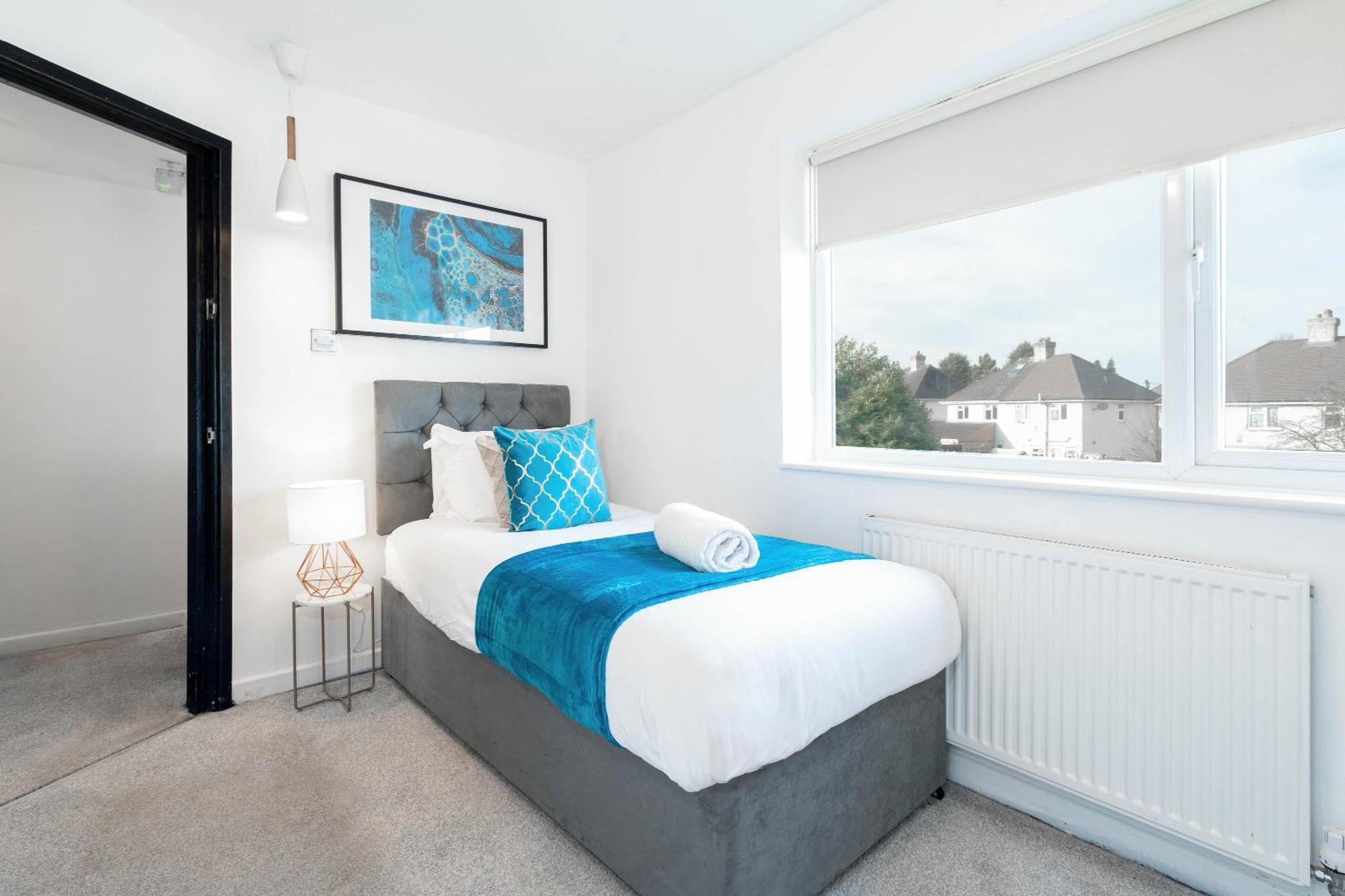 Five Bedroom House - Five Bathrooms - Off-street Parking - Garden - 376m Birmingham