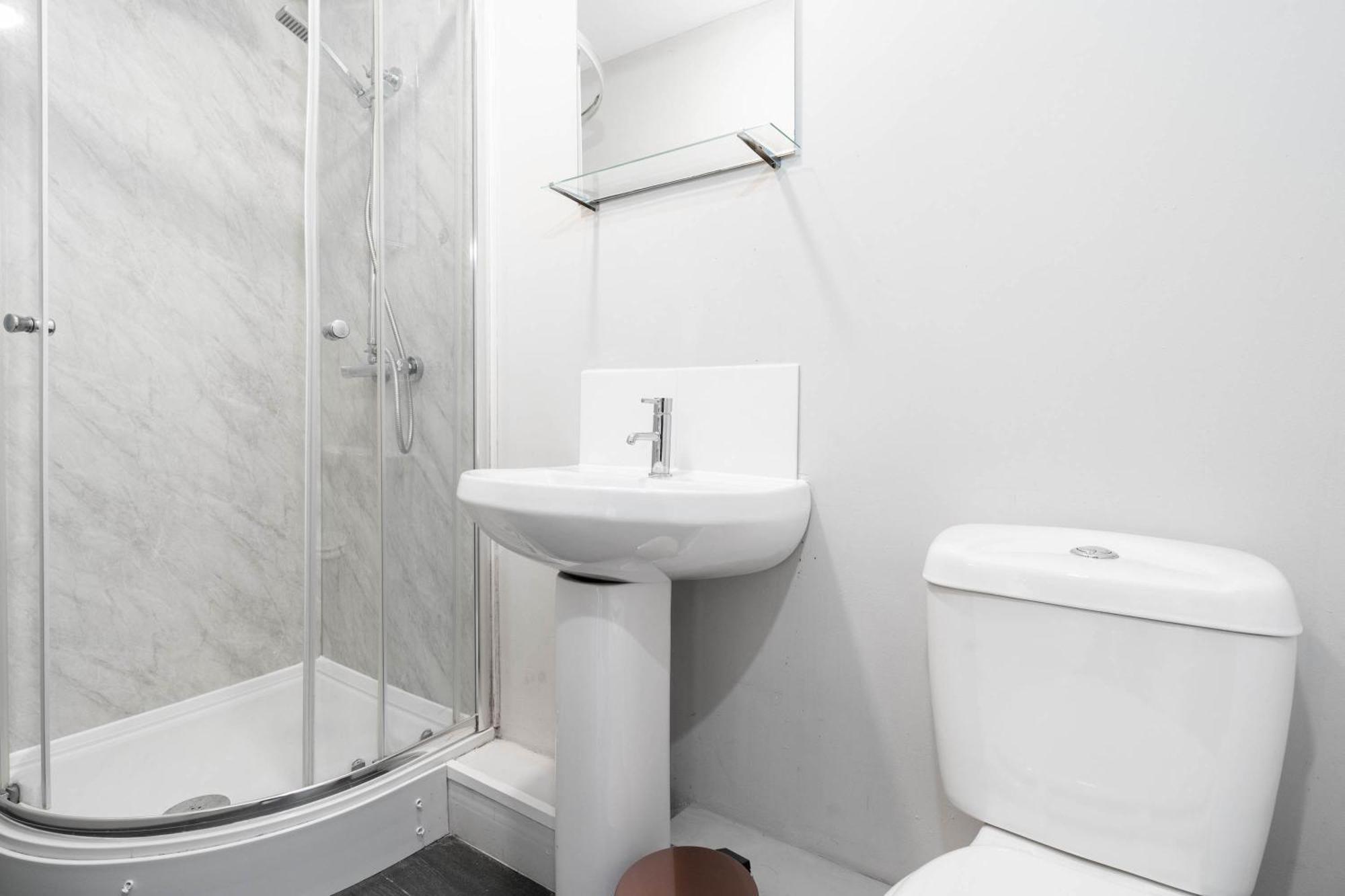 Five Bedroom House - Five Bathrooms - Off-street Parking - Garden - 376m *
