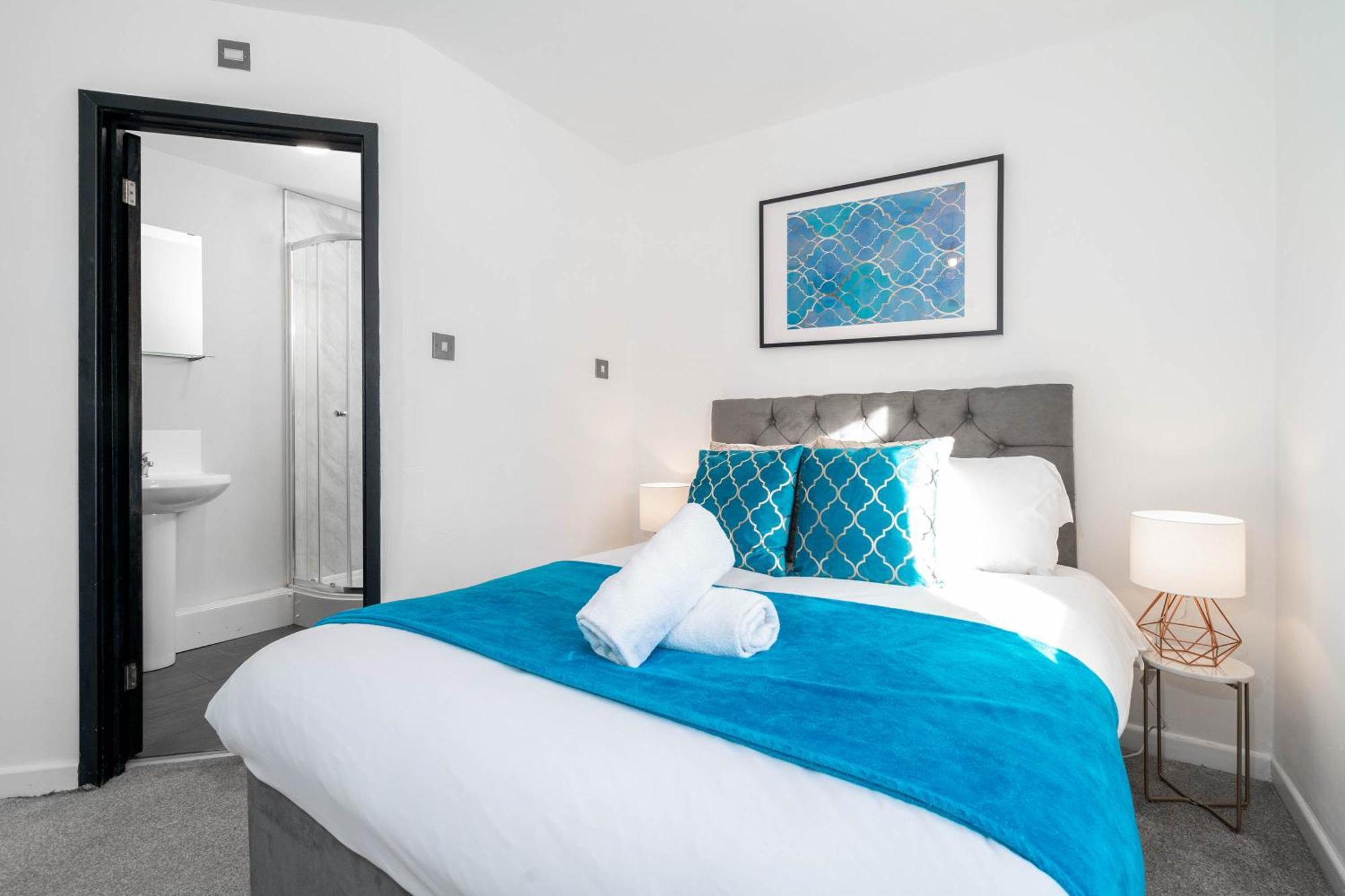 Five Bedroom House - Five Bathrooms - Off-street Parking - Garden - 376m