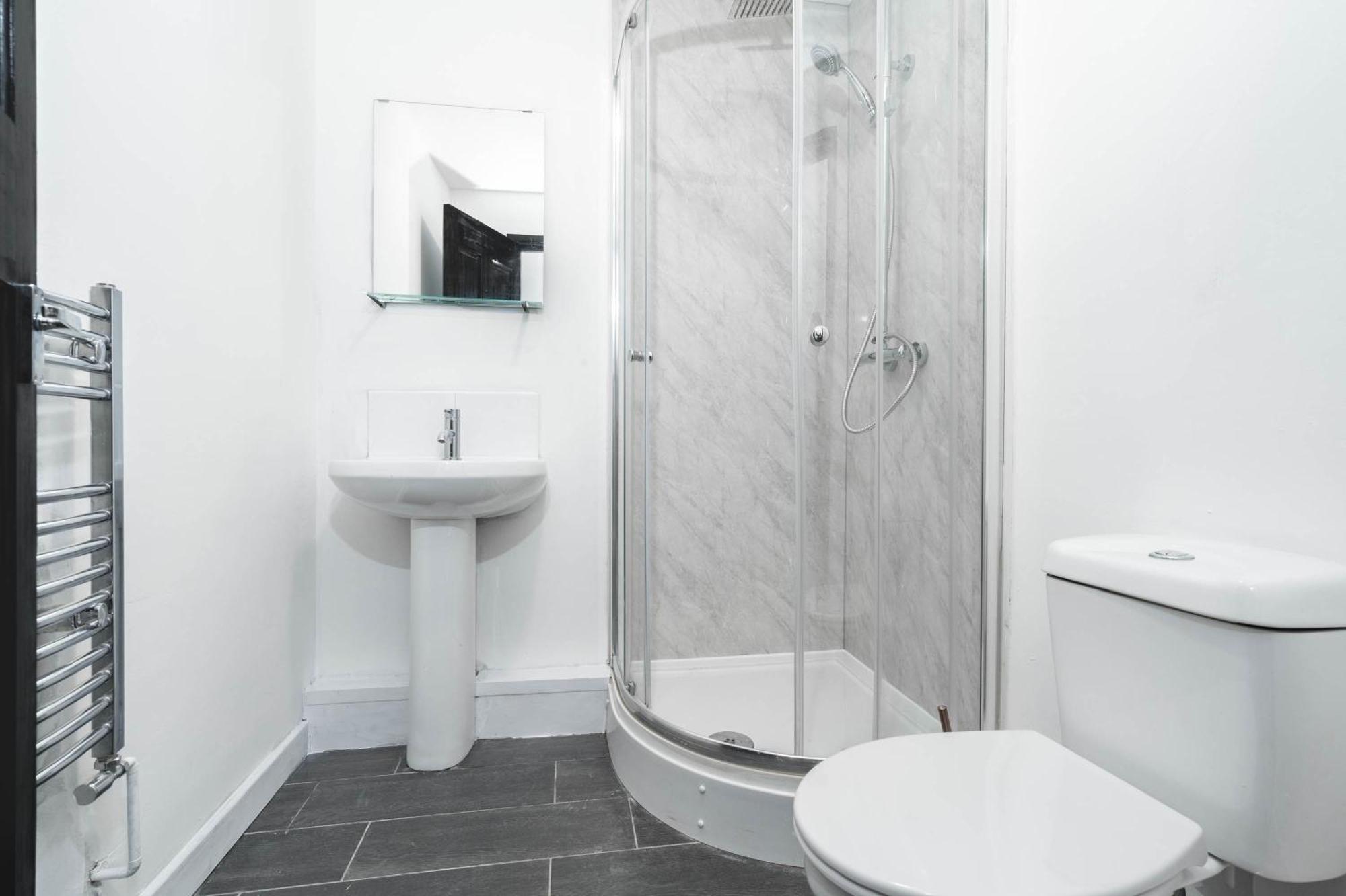 Five Bedroom House - Five Bathrooms - Off-street Parking - Garden - 376m Holiday home