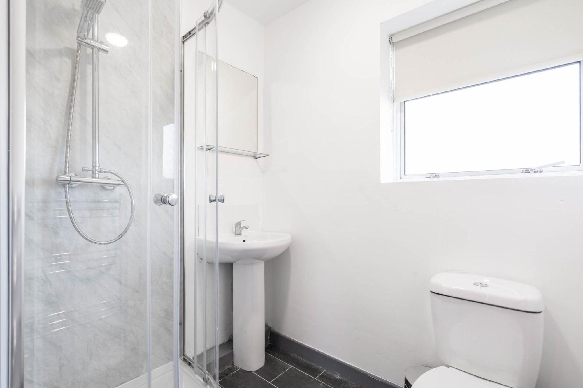 Five Bedroom House - Five Bathrooms - Off-street Parking - Garden - 376m