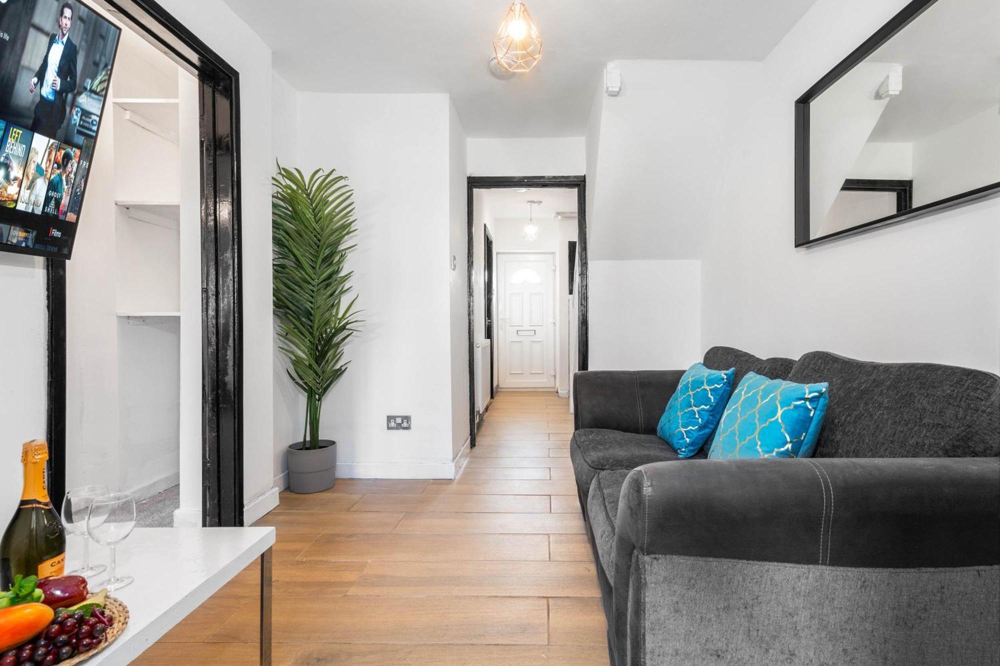 Five Bedroom House - Five Bathrooms - Off-street Parking - Garden - 376m *