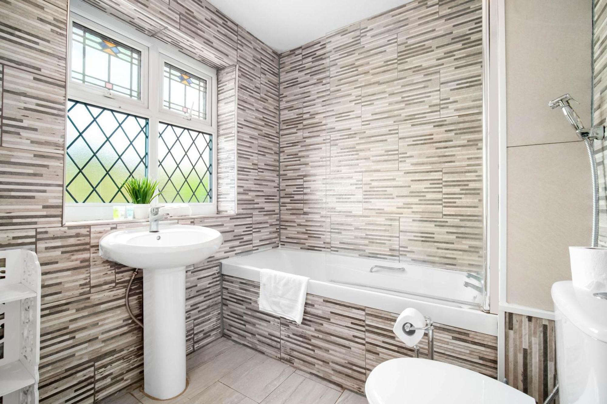Spacious Five Bedroom House - Accommodates 11 - Offstreet Parking - Top Rated - 316c *