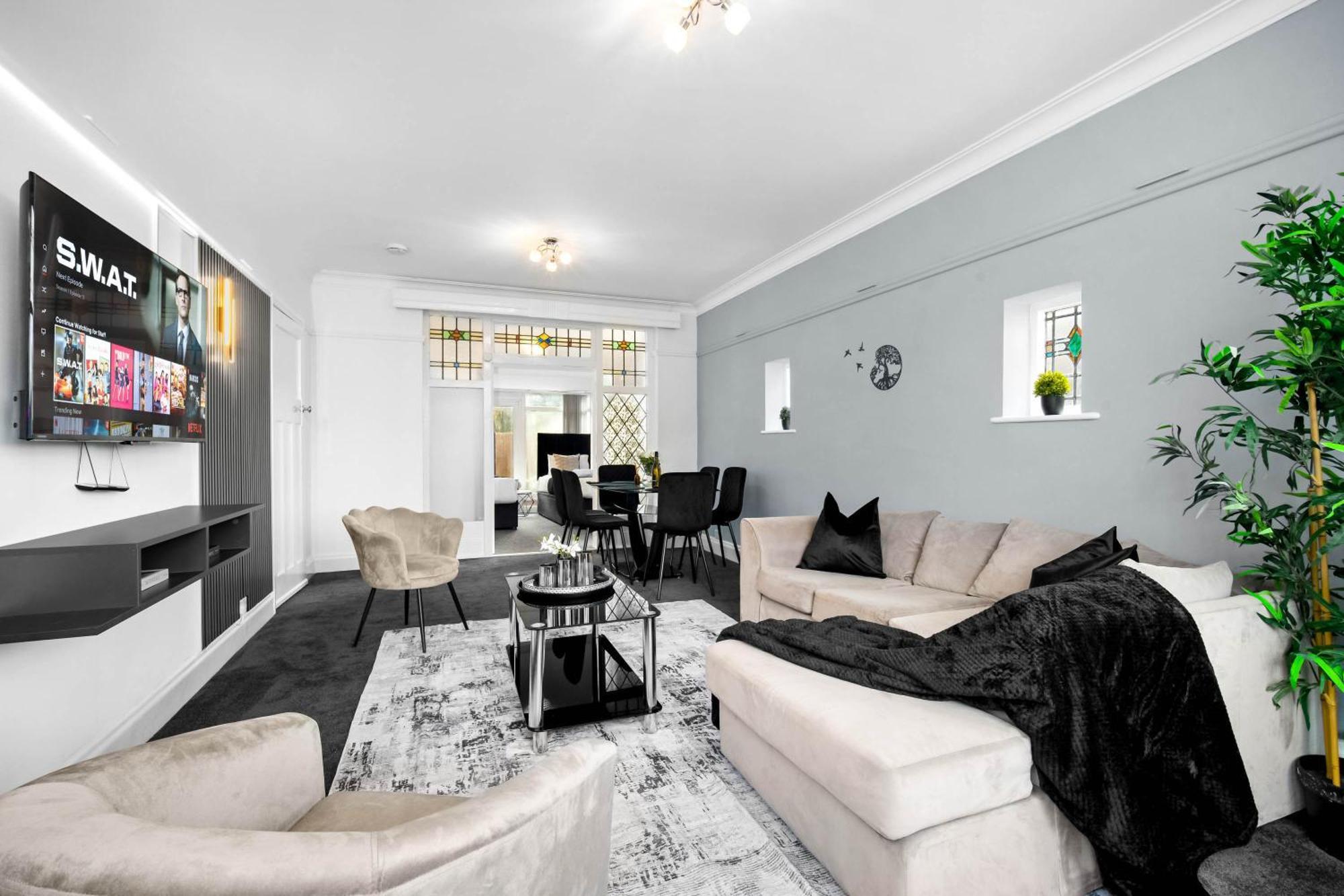 Spacious Five Bedroom House - Accommodates 11 - Offstreet Parking - Top Rated - 316c *